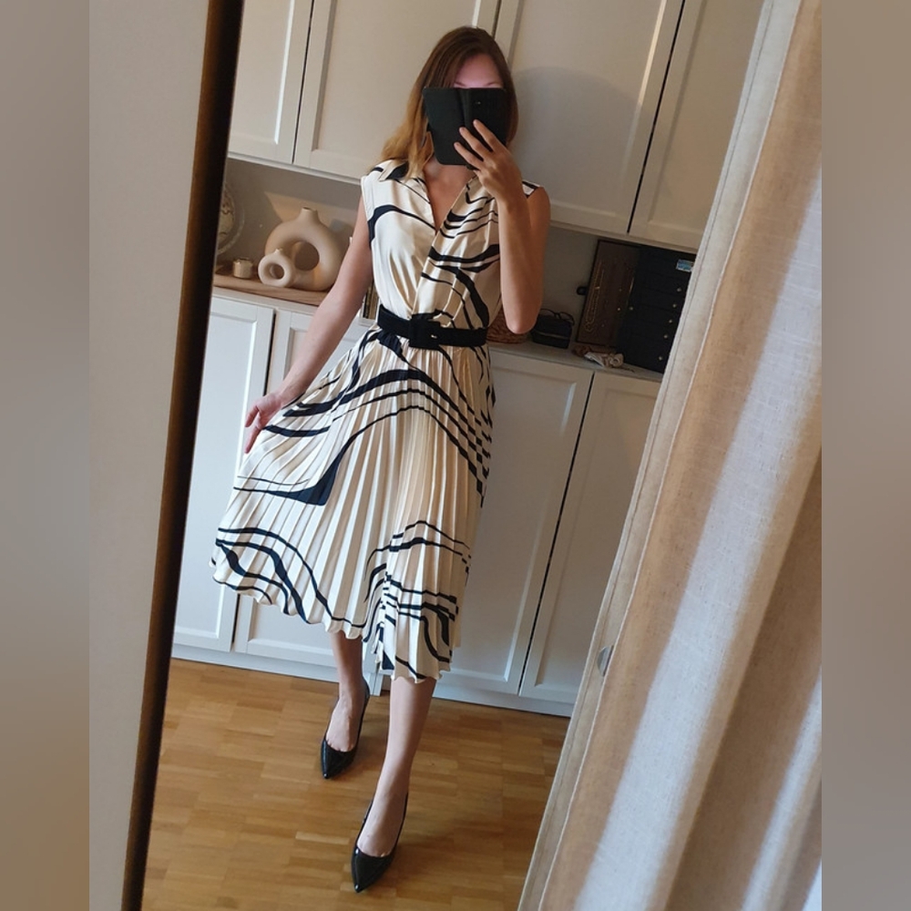 Women's White V-Neck Sleeveless Mini Dress